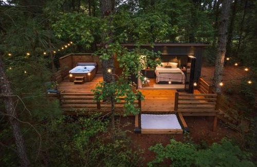 Guntersville House | Luxury tiny cottage with deck hammock and hot tub!