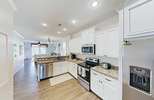Marathon House | Luxury Waterfront DOCK 4/3 BEACH ICE MACHINE/PRIVATE POOL/HEATER/CHILLER