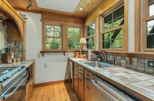 Highlands House | Magical Cabin near Main St Waterfalls Hikes