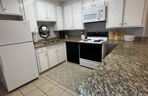 Auburn Apartment | Magnolia Linen Company Unit 11 Downtown Auburn Across from Campus!