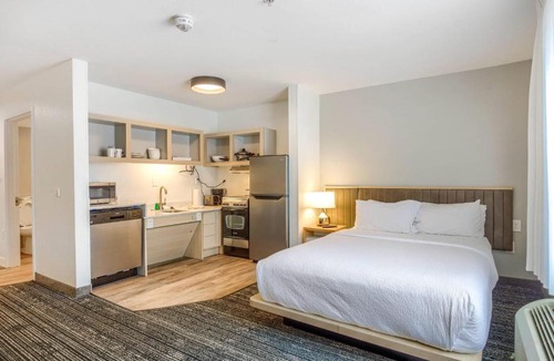 Mobile Hotel | MainStay Suites