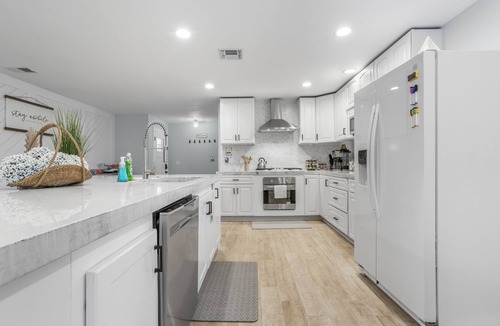 Bay St Louis House | Maison Blanc - 5Bd Close to Everything in Downtown Bay St. Louis!