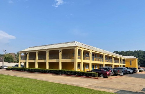 Longview Hotel | Majestic Inn