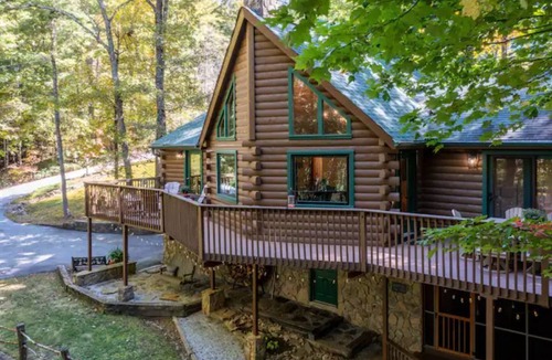 Sapphire Cabin | 'Make Your Mark' Cozy Sapphire Cabin with Hot Tub