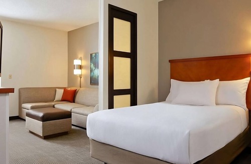 Gwinnett Place Hotel | Making Best Memories Close to Pirate’s Cove Adventure Golf w/Pool & Breakfast