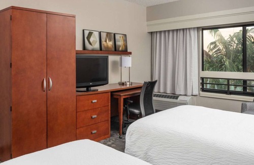 Miami Lakes Hotel | Making The Best Memories Along The Way! with Pool, Near Lake Stevens Park!