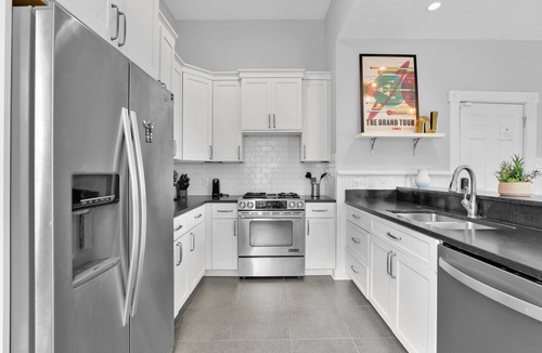 Beach Institute House | Manor with Private Courtyard, Private Parking by Lucky Savannah