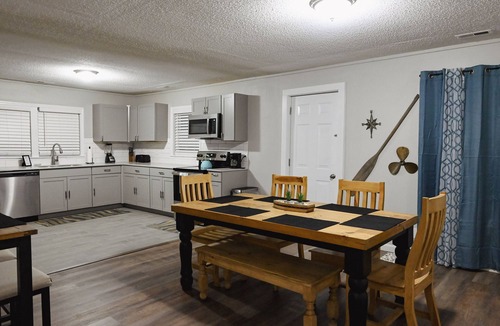 Section Cottage | Maple Tree Cottage - Close to boat docks and Wedding venues