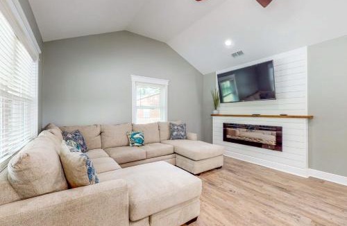 Bay St Louis House | Mardi Gras Parade, Walk to Beach! Bay St Louis Gem