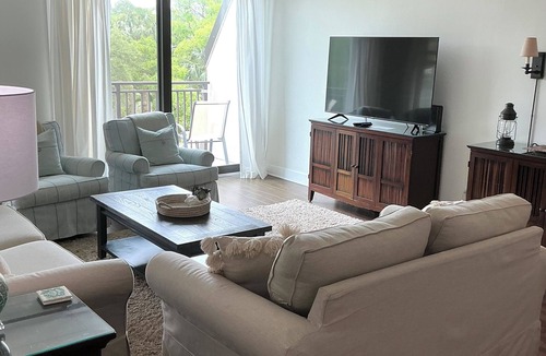 Harbour Town Condo | Mariner’s Way Retreat-Steps from Lighthouse & Harbour Town pool pass provided