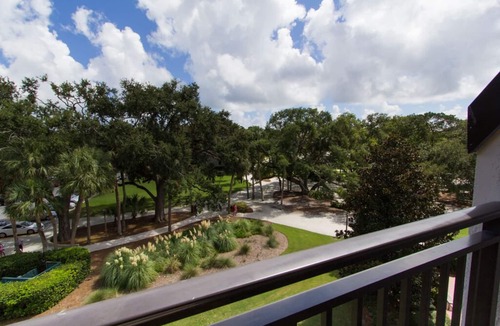 Harbour Town Condo | Mariner’s Way Retreat-Steps from Lighthouse & Harbour Town pool pass provided