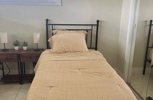 Sunrise House | Marvelous house with AC in Fort Lauderdale, 2 private rooms 2 shared beds