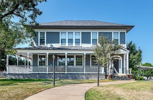 Downtown House | Massive 6 Bedroom Downtown Home