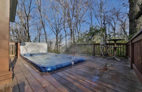 Lookout Valley Neighborhood Association House | Massive May House w/Swim Spa, Shared Pool, Sauna