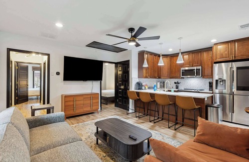 Evergreen House | McLean Manor w/Hot Tub (Guest House)