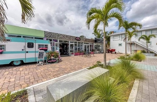 Englewood Apartment | Mermaid Studio Apt. w/Private Entrance *1 Mile from the Water! Pet Friendly!