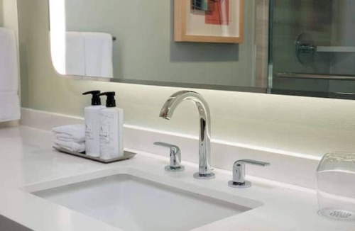 Flagami Hotel | Miami Airport Hotel Deluxe King Mobility Room