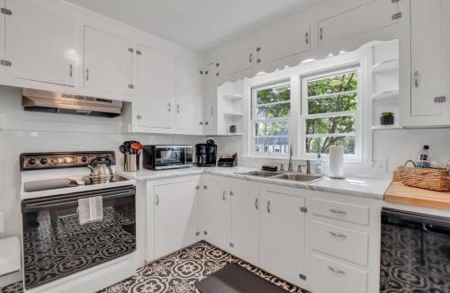 Statesboro House | Mid-Century Bungalow - Blue Mile & Close to GSU