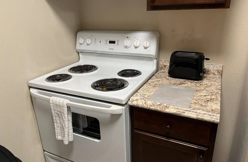 Mid City South Apartment | Mid-City One Bedroom Apartment with King Bed