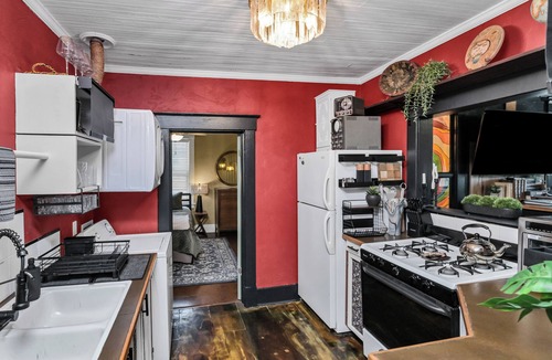 Savannah Victorian District Apartment | Midnight Magnolia - Historic Victorian Downtown Savannah Stay Near Forsyth Park!