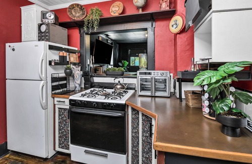 Savannah Victorian District Apartment | Midnight Magnolia - Historic Victorian Downtown Savannah Stay Near Forsyth Park!
