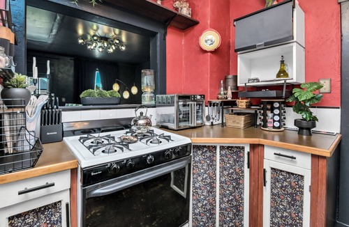 Savannah Victorian District Apartment | Midnight Magnolia - Historic Victorian Downtown Savannah Stay Near Forsyth Park!
