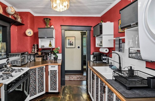 Savannah Victorian District Apartment | Midnight Magnolia - Historic Victorian Downtown Savannah Stay Near Forsyth Park!