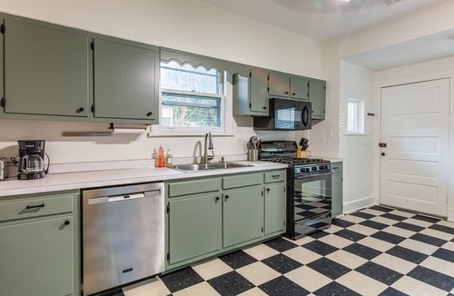 Vollintine-Evergreen House | Midtown KING SUITE centrally located with FREE parking