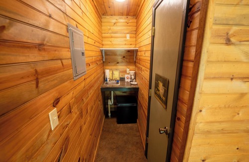 Buchanan Cabin | Mini Cabin at Fishtale Lodge