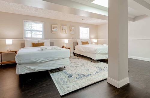 Irmo House | Mins from Downtown, I-90 Access-Sweetthorne Solace
