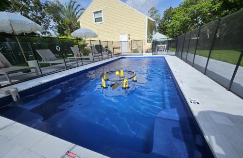 Jupiter House | Minutes 2 Jupiter Beach SaltwaterPool BBQ Playroom