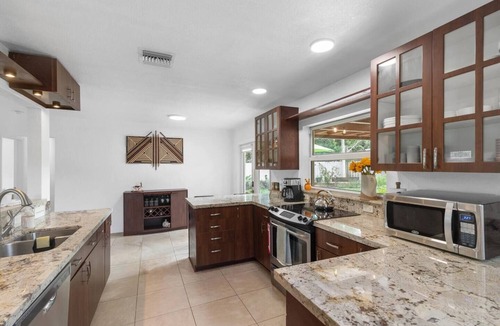 Poinsettia Heights House | Minutes to beaches and downtown- 3 bed house- coastal tropical living