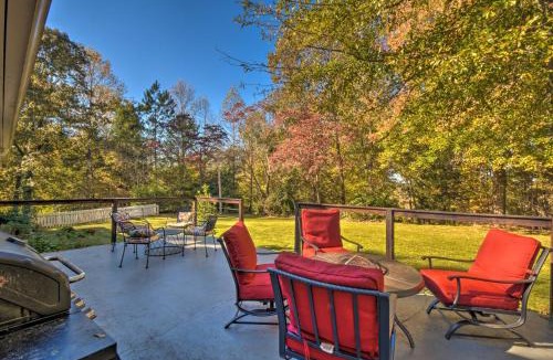 Oakwood House | Mod 'Stable House' on 10 Acres, Walk to Lake!