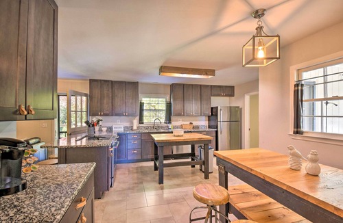 Oakwood House | Mod 'Stable House' on 10 Acres, Walk to Lake!