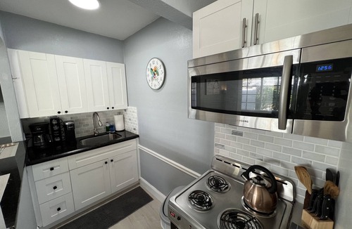 Parrot Cove Apartment | Modern 1 bedroom villa with King Bed just five minutes to the beach!