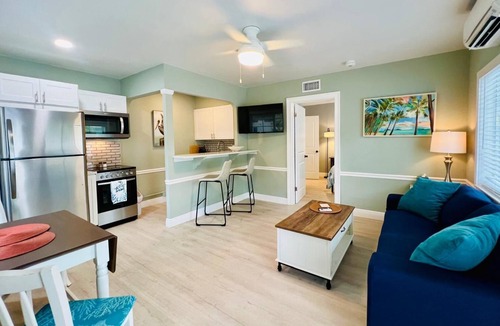 Parrot Cove Apartment | Modern 1 bedroom villa with King Bed just five minutes to the beach!
