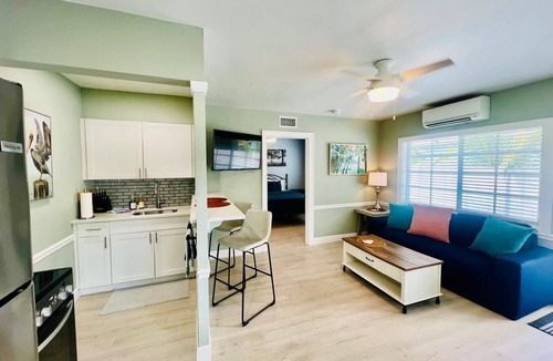 Parrot Cove Apartment | Modern 1 bedroom villa with King Bed just five minutes to the beach!
