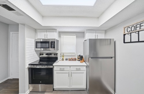 Town N County Park Apartment | Modern 2BR/2BA Tampa Retreat: Comfort, Style & Ease for Corporate Stays
