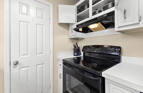 Senoia House | Modern 3 King beds + Rocking Chair Front Porch & Back Patio. Near downtown!
