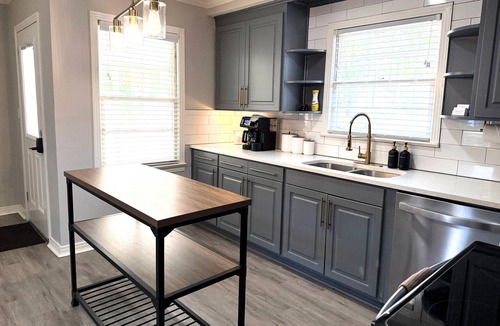 Bainbridge House | Modern 4BR/2BA Family Retreat Home in Bainbridge