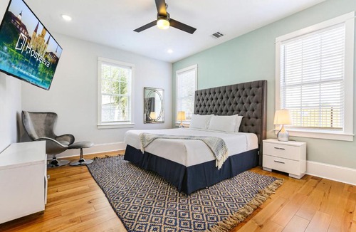 Faubourg Lafayette Apartment | Modern 5 BR Condo - Large Pool - Near Everything