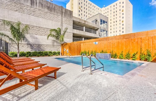 Faubourg Lafayette Apartment | Modern 5 BR Condo - Large Pool - Near Everything