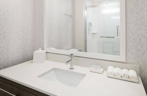 Airport North Hotel | Modern Airport Stay | Pool, Fitness Center & Free WiFi | 2 Units