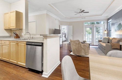 Town Center Apartment | Modern Apartment in Prime Location (ID1216X611)
