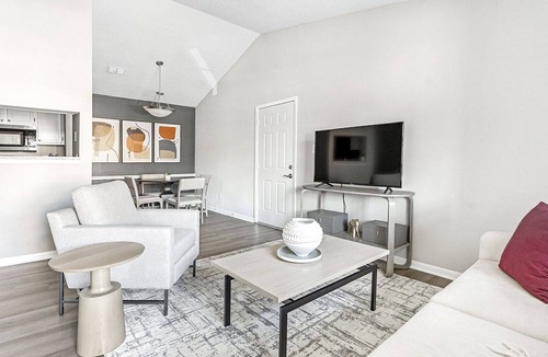 Ellendale Apartment | Modern Apartment in Prime Location (ID1170X757)