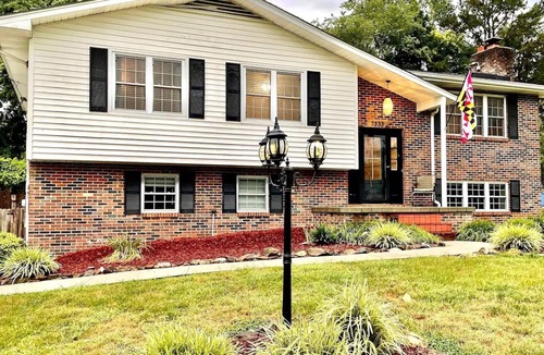 Karns House | Modern Basement Suite w/King bed and Fast wifi