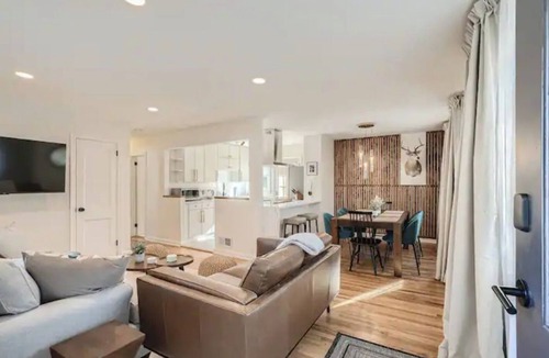 Garden Hills House | Modern Buckhead Duplex 3Br 1Ba - Walk Everywhere! Pet-Friendly