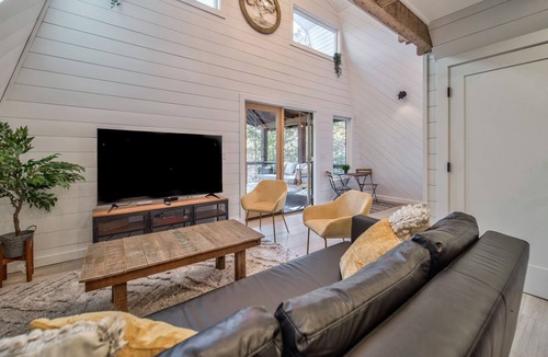 Hiawassee Cabin | Modern Cabin, Great View, Pet-Friendly, Close to town