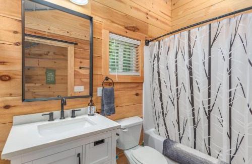Travelers Rest House | Modern Cabin in the Woods with Hot Tub