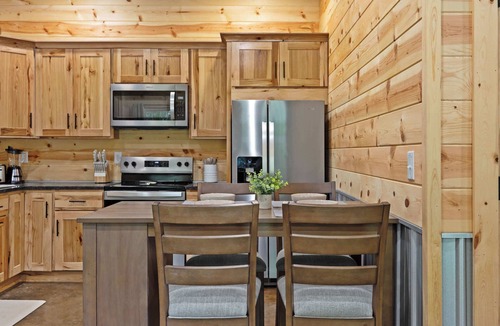 Hanover House | Modern cabin very close to scenic riverfront walks